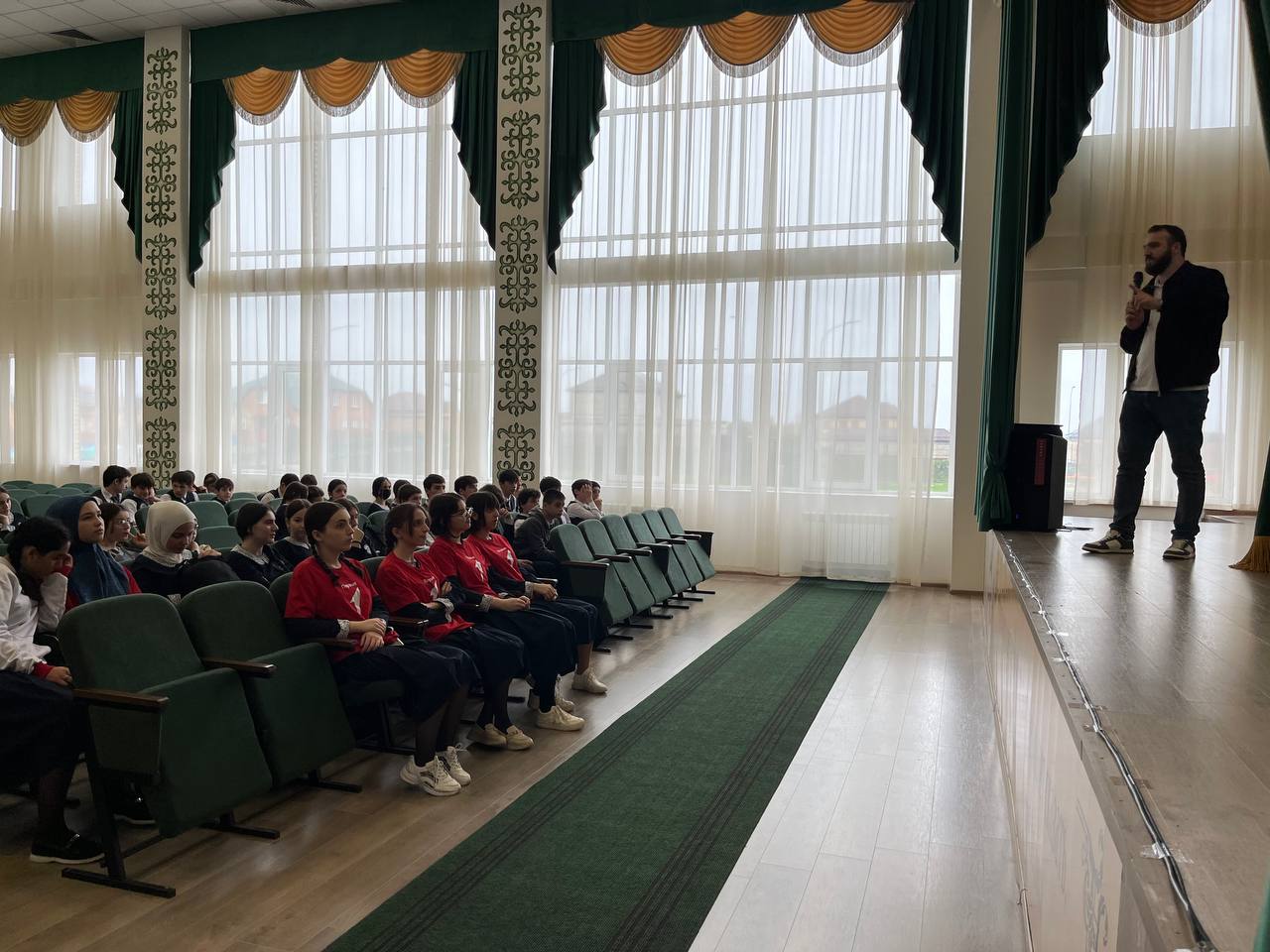 Сегодня в нашей школе состоялась яркая и вдохновляющая презентация первого этапа проекта «Живые письма», направленного на патриотическое и гражданское воспитание учащихся . .