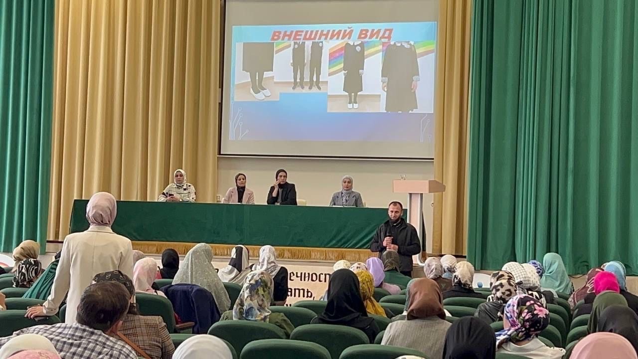 Сегодня 20 сентября состоялось внеплановое общешкольное родительское собрание, на котором обсуждали следующие вопросы :.