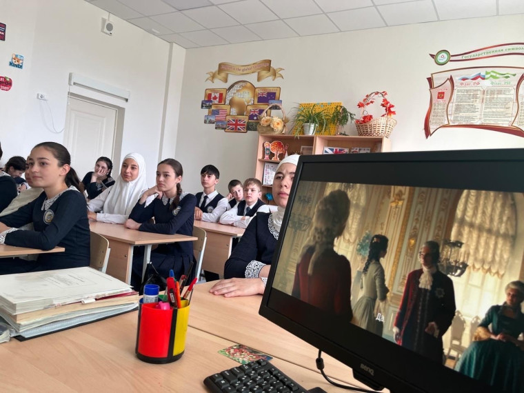 В рамках проекта сегодня организовали показ документально -художественного фильма "Императрицы" для обучающихся 7-8 класса..